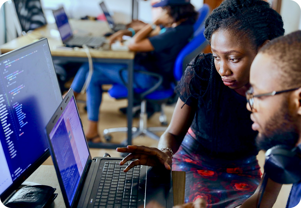 Des professionnels travaillent ensemble devant un ordinateur dans un espace de développement informatique